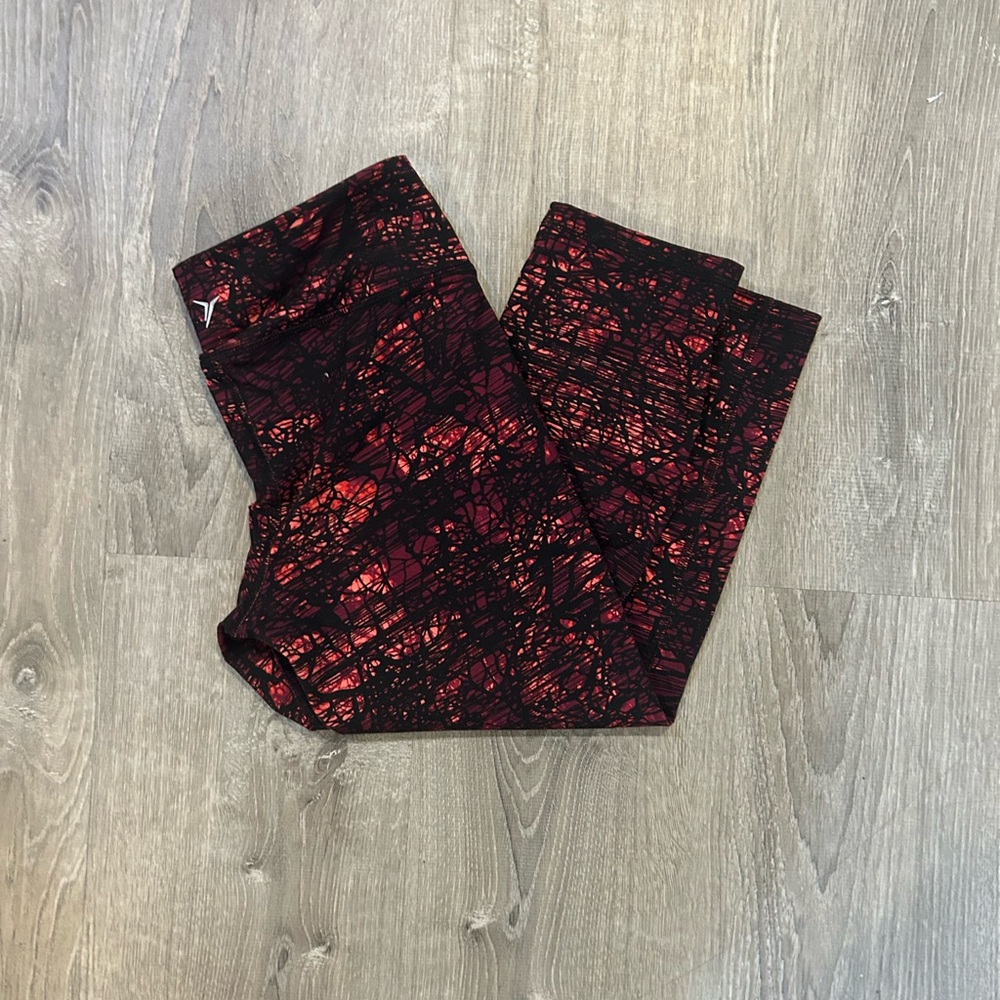 Old Navy Go Dry Active Red and Black Patterned Legging capris size medium